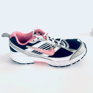 NIKE YOUTH DART 8 Athletic Sneakers Black/Silver/Pink Sz 2